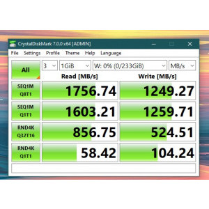 In stanga e un screenshot din HWInfo si in dreapta un screenshot din Crystal Disk Info