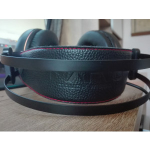 Barete de metal deasupra curelei