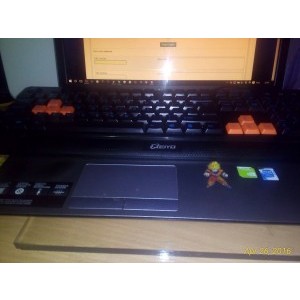 Tastatura o folosesc la laptop.
Stă foarte bine deasupra laptop-ul, mă mir cum stă. xD