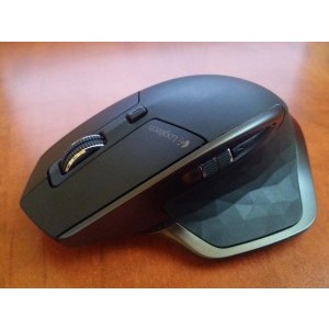 Materialul de deasupra mouse-ului se zgarie foarte usor cu unghia, dar isi revine dupa ce este...