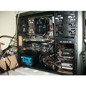 Spatiu suficient intre sloturile de expansiune, la fel suficient loc si pentru cooler cpu mai...