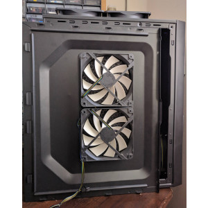 2 ventilatoare de 120mm pe panoul lateral