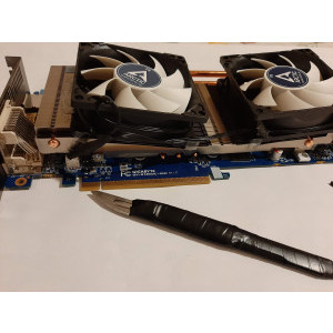 Cablurile ventilatoarelor sunt legate impreuna la conectorul specific placii video