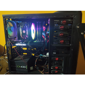 Din pacate carcasa nu mi-a permis sa fac cable management. Acesta a fost un build total de buget,...