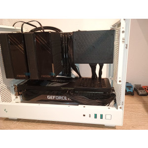 Sursa montată in carcasa Deepcool CH160 și conectată la placa de bază și placa video.