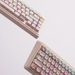 QwertyKey 65 Pro Bliss RGB Pink Liniar Prelubrifiat V2 Switch Mecanica