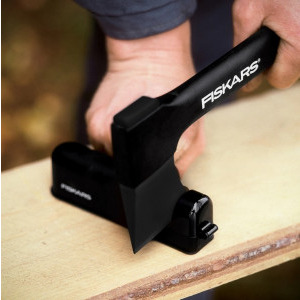 Fiskars Pachet Topor pentru despicat X21-L + Dispozitiv pentru ascutit topoare si cutite